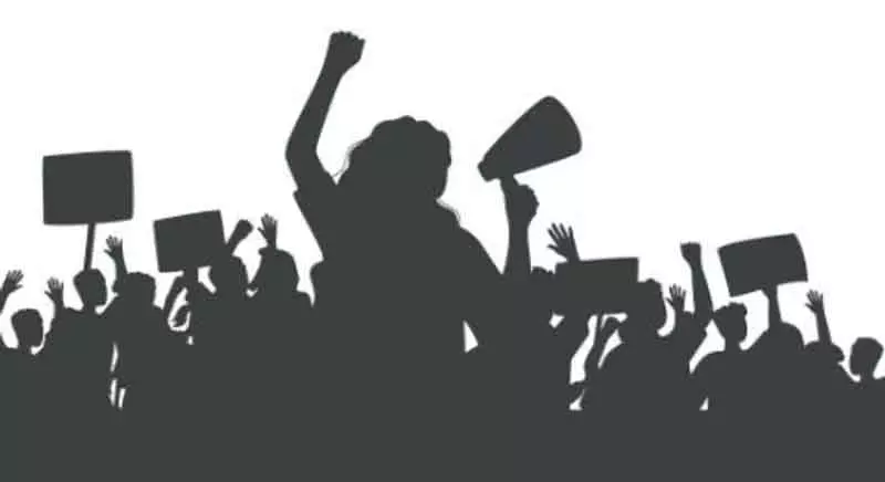 Kupwara के तराथपोरा में MGNREGA ठेकेदारों ने भुगतान में देरी को लेकर विरोध किया Kupwara के तराथपोरा में MGNREGA ठेकेदारों ने भुगतान में देरी को लेकर विरोध किया