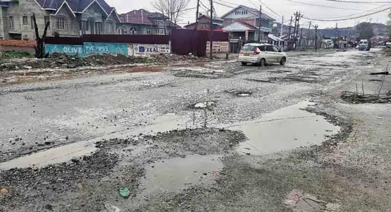 Baramulla की सड़कों पर गड्ढों से बुरा हाल, हाईवे सबसे ज्यादा प्रभावित Baramulla की सड़कों पर गड्ढों से बुरा हाल, हाईवे सबसे ज्यादा प्रभावित