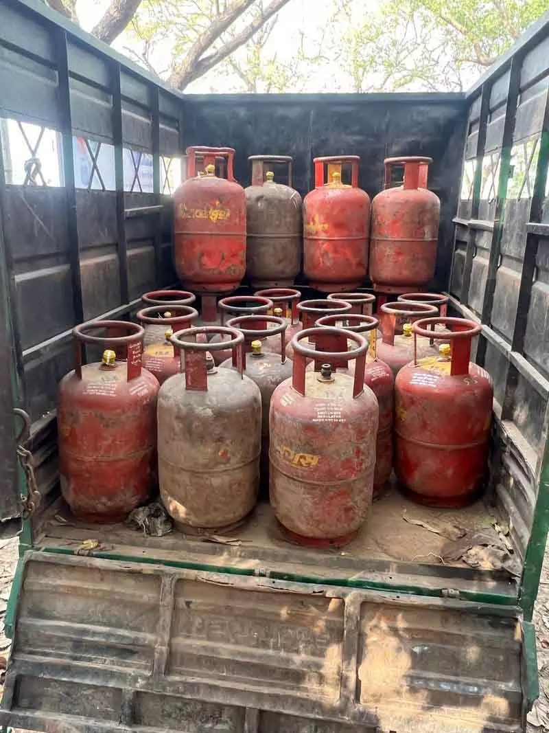 Gurugram विभाग ने LPG सिलेंडरों की कालाबाज़ारी पर शिकंजा कसा Gurugram विभाग ने LPG सिलेंडरों की कालाबाज़ारी पर शिकंजा कसा
