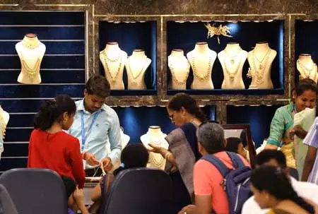 पश्चिम एशिया में तनाव कम होने के संकेतों के बीच कीमती धातुओं ने पकड़ी रफ्तार, सोना 3 प्रतिशत उछला तो चांदी में 5 प्रतिशत की तेजी पश्चिम एशिया में तनाव कम होने के संकेतों के बीच कीमती धातुओं ने पकड़ी रफ्तार, सोना 3 प्रतिशत उछला तो चांदी में 5 प्रतिशत की तेजी