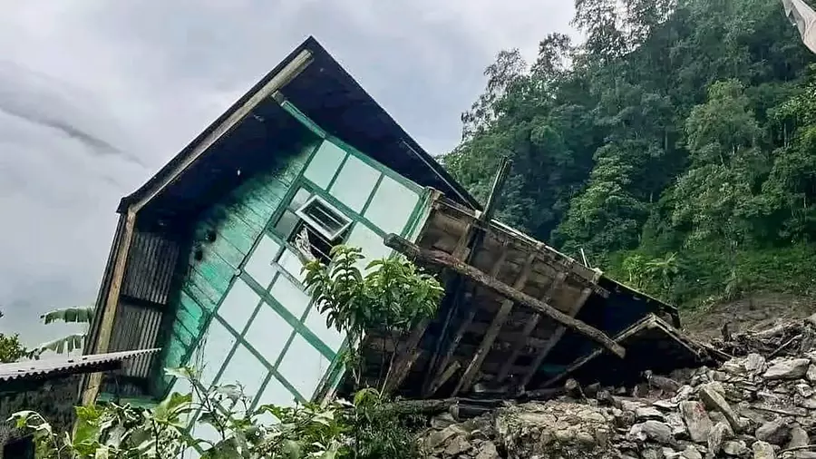 North Sikkim में भूस्खलन के बाद चुंगथांग में लगभग 200 पर्यटक फंसे North Sikkim में भूस्खलन के बाद चुंगथांग में लगभग 200 पर्यटक फंसे