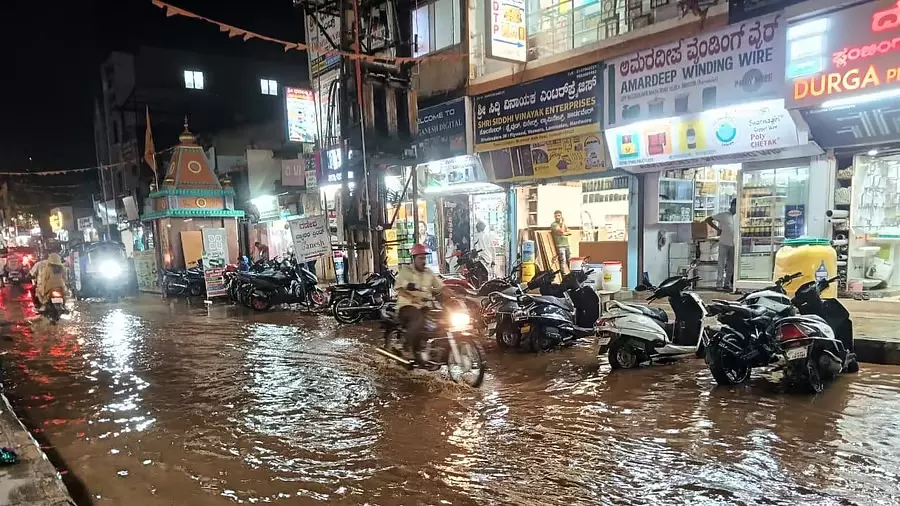 North कर्नाटक के ज़िलों में मूसलाधार बारिश, बिजली गिरने से एक युवक की मौत North कर्नाटक के ज़िलों में मूसलाधार बारिश, बिजली गिरने से एक युवक की मौत
