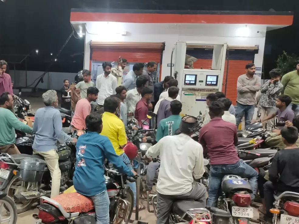 Ayodhya: पेट्रोल पंपों पर लगी कतारें, मालिक ने दी सफाई Ayodhya: पेट्रोल पंपों पर लगी कतारें, मालिक ने दी सफाई