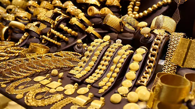 Gold की कीमतों में गिरावट: ग्राहक गहनों की दुकानों की ओर उमड़ पड़े Gold की कीमतों में गिरावट: ग्राहक गहनों की दुकानों की ओर उमड़ पड़े