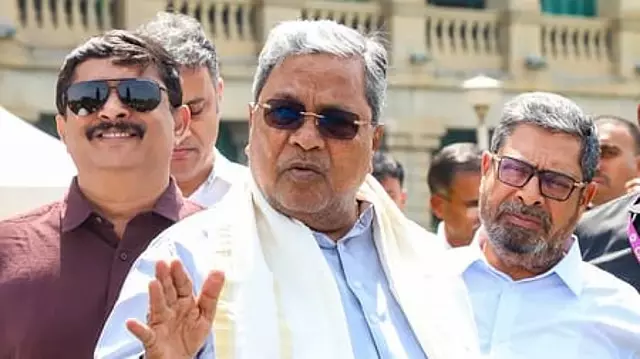 MUDA घोटाला: कार्यकर्ता स्नेहमयी कृष्णा ने सिद्धारमैया की क्लीन चिट को चुनौती देते हुए उच्च न्यायालय का रुख किया MUDA घोटाला: कार्यकर्ता स्नेहमयी कृष्णा ने सिद्धारमैया की क्लीन चिट को चुनौती देते हुए उच्च न्यायालय का रुख किया