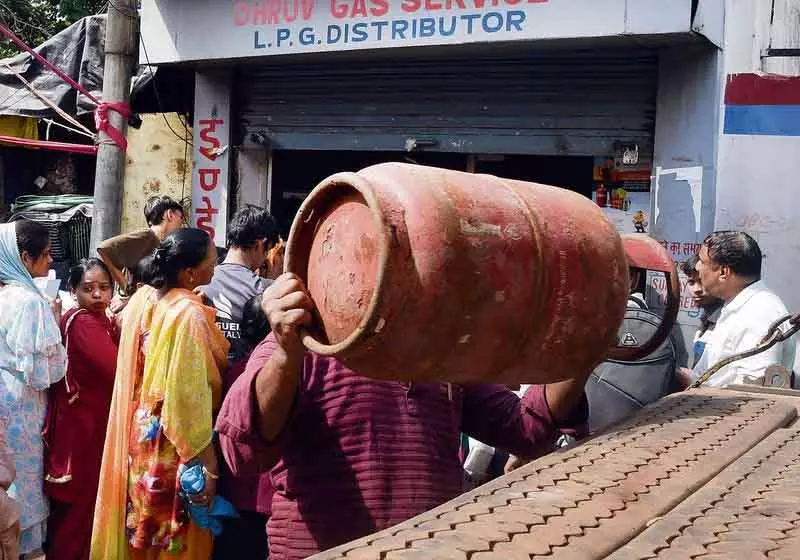Haryana में 825 सिलेंडर ज़ब्त, 8 FIR दर्ज Haryana में 825 सिलेंडर ज़ब्त, 8 FIR दर्ज