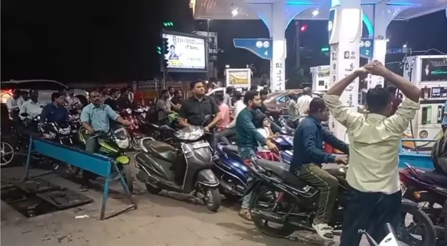 MP : जबलपुर के पेट्रोल पंपों पर लगी लंबी कतारें, ईंधन की अस्थायी देरी से मची अफरा-तफरी MP : जबलपुर के पेट्रोल पंपों पर लगी लंबी कतारें, ईंधन की अस्थायी देरी से मची अफरा-तफरी