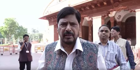 शिकायत करने वाले राहुल गांधी ही सर्वदलीय बैठक से बना रहे दूरी, ये अच्छी बात नहींः रामदास आठवले शिकायत करने वाले राहुल गांधी ही सर्वदलीय बैठक से बना रहे दूरी, ये अच्छी बात नहींः रामदास आठवले