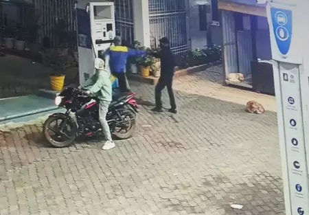 एक ही रात में दो पेट्रोल पंप और एक सीएनजी पंप पर लूट...दुकानदार को चाकू मारा एक ही रात में दो पेट्रोल पंप और एक सीएनजी पंप पर लूट...दुकानदार को चाकू मारा
