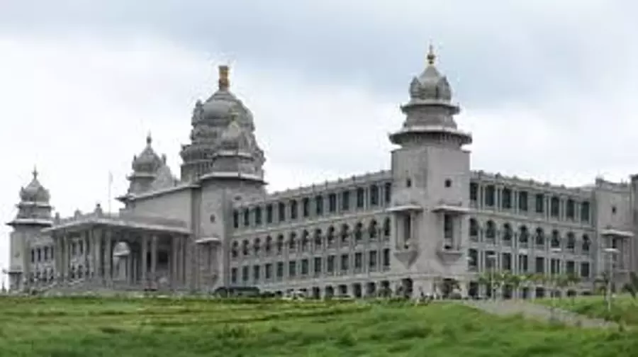 Karnataka; हाई कोर्ट ने कमिश्नर को कानून के अनुसार कार्रवाई करने का आदेश दिया Karnataka; हाई कोर्ट ने कमिश्नर को कानून के अनुसार कार्रवाई करने का आदेश दिया