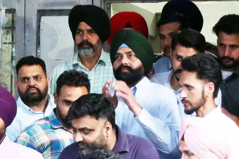 Amritsar कोर्ट ने पंजाब के अधिकारी की मौत के मामले में लालजीत भुल्लर को 5 दिन की पुलिस हिरासत में भेजा Amritsar कोर्ट ने पंजाब के अधिकारी की मौत के मामले में लालजीत भुल्लर को 5 दिन की पुलिस हिरासत में भेजा