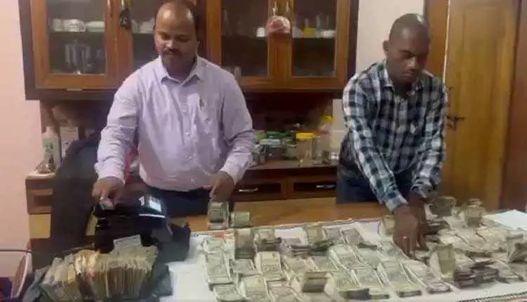 रिश्वत मामले में छापेमारी के दौरान विजिलेंस ने RDE ऑडिटर से 28.7 लाख रुपये नकद बरामद किए रिश्वत मामले में छापेमारी के दौरान विजिलेंस ने RDE ऑडिटर से 28.7 लाख रुपये नकद बरामद किए
