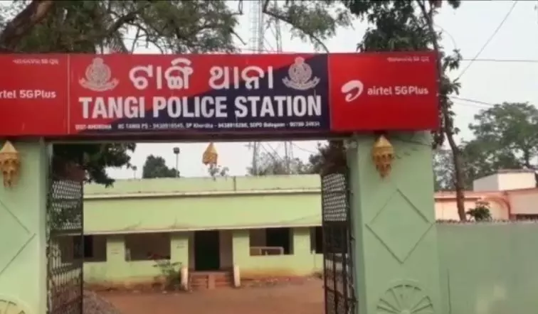 ओडिशा के Khordha जिले में महिलाओं ने पुलिस कर्मियों पर हमला किया, पुलिस ने जवाबी कार्रवाई की ओडिशा के Khordha जिले में महिलाओं ने पुलिस कर्मियों पर हमला किया, पुलिस ने जवाबी कार्रवाई की