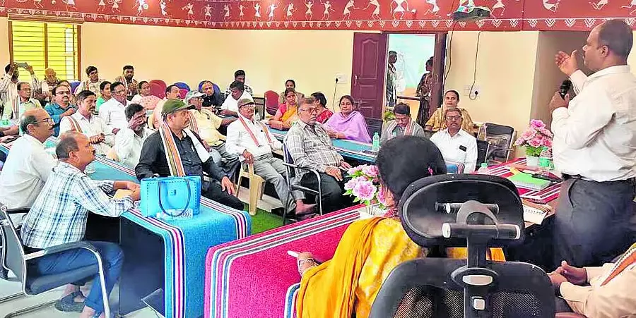 Andhra के अधिकारियों की एक टीम ने एडेयूर ग्राम पंचायत का दौरा किया Andhra के अधिकारियों की एक टीम ने एडेयूर ग्राम पंचायत का दौरा किया
