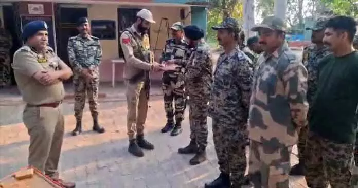 DIG JSK रेंज ने कठुआ में सीमा सुरक्षा की समीक्षा की, सतर्कता पर ज़ोर दिया DIG JSK रेंज ने कठुआ में सीमा सुरक्षा की समीक्षा की, सतर्कता पर ज़ोर दिया