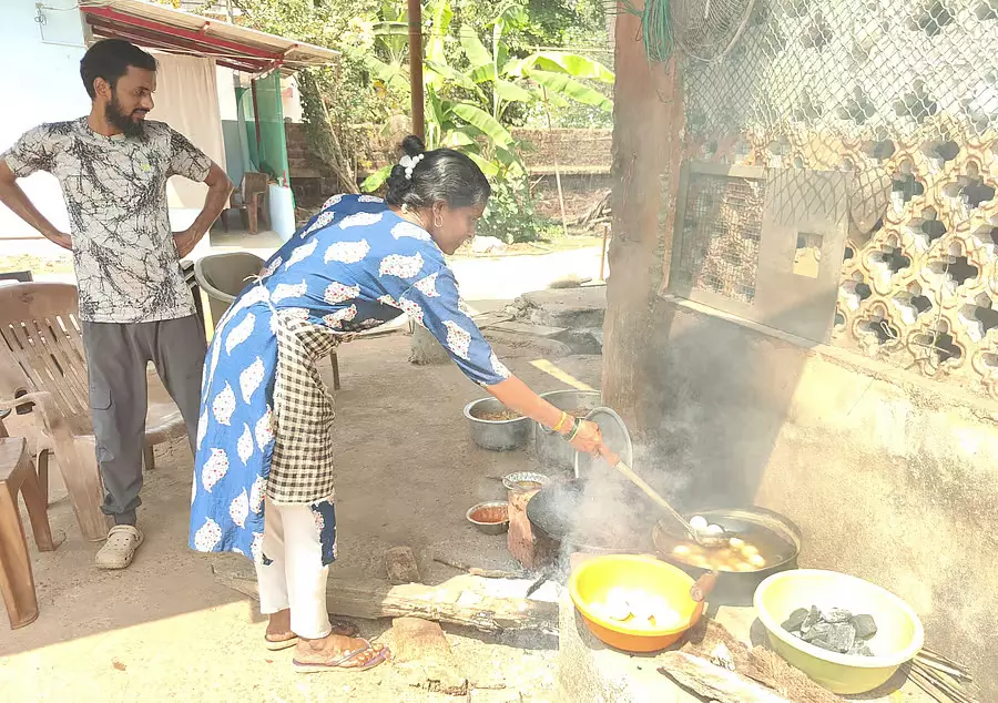 पर्यटन सीज़न में नुकसान का डर: Cooking स्कूलों में वापस लौटे लकड़ी से जलने वाले चूल्हे पर्यटन सीज़न में नुकसान का डर: Cooking स्कूलों में वापस लौटे लकड़ी से जलने वाले चूल्हे