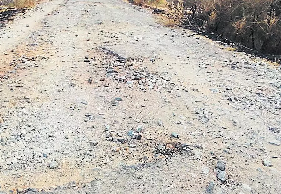 Road Protest; यातायात बाधित, अधिकारियों की लापरवाही से ग्रामीण आक्रोशित Road Protest; यातायात बाधित, अधिकारियों की लापरवाही से ग्रामीण आक्रोशित