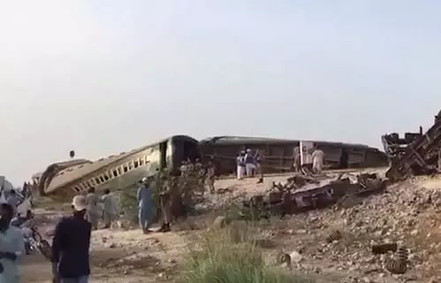 ट्रेन के कई डिब्बे पटरी से उतरे, 26 यात्री घायल ट्रेन के कई डिब्बे पटरी से उतरे, 26 यात्री घायल