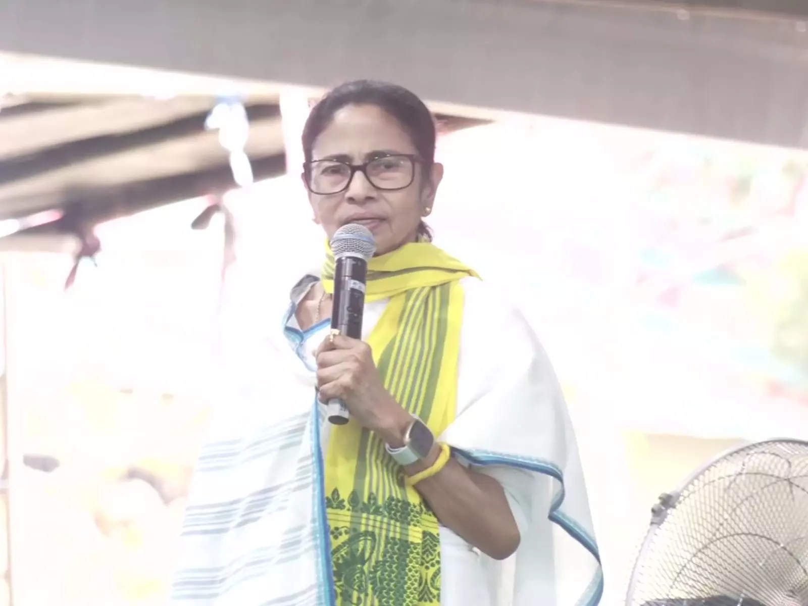 Mamata Banerjee ने वोटर लिस्ट से हटाए गए वोटर्स पर चिंता जताई, चुनाव की निष्पक्षता पर सवाल उठाए Mamata Banerjee ने वोटर लिस्ट से हटाए गए वोटर्स पर चिंता जताई, चुनाव की निष्पक्षता पर सवाल उठाए