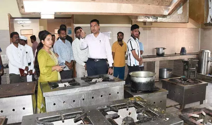 छात्रों को मेन्यू के अनुसार पौष्टिक भोजन उपलब्ध कराया जाना चाहिए: District Collector राजर्षि शाह छात्रों को मेन्यू के अनुसार पौष्टिक भोजन उपलब्ध कराया जाना चाहिए: District Collector राजर्षि शाह