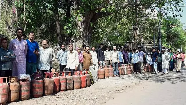 सरकार ने उन घरों को LPG की आपूर्ति रोकने का फ़ैसला किया है, जो PNG पर स्विच करने से इनकार करते है सरकार ने उन घरों को LPG की आपूर्ति रोकने का फ़ैसला किया है, जो PNG पर स्विच करने से इनकार करते है