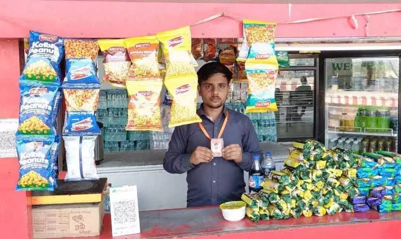 Ludhiana में रेलवे ने कैटरिंग वेंडरों के लिए QR कोड वाले ID कार्ड अनिवार्य किए Ludhiana में रेलवे ने कैटरिंग वेंडरों के लिए QR कोड वाले ID कार्ड अनिवार्य किए