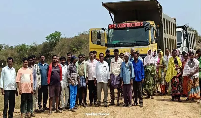 Guttakinandagumpu में ग्रामीणों ने मिट्टी की खुदाई रोकी Guttakinandagumpu में ग्रामीणों ने मिट्टी की खुदाई रोकी
