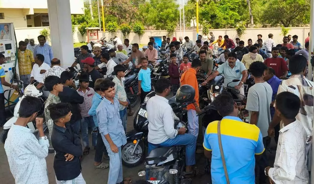 पूर्ववर्ती Adilabad district भर में ईंधन भरने वाले स्टेशनों पर लंबी कतारें लग गईं पूर्ववर्ती Adilabad district भर में ईंधन भरने वाले स्टेशनों पर लंबी कतारें लग गईं