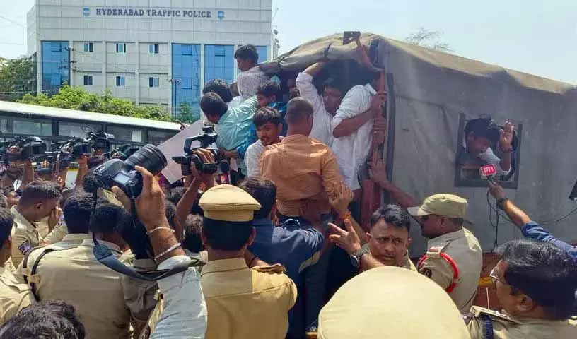 Hyderabad में छात्रों के चलो असेंबली विरोध प्रदर्शन से झड़पें हुईं Hyderabad में छात्रों के चलो असेंबली विरोध प्रदर्शन से झड़पें हुईं