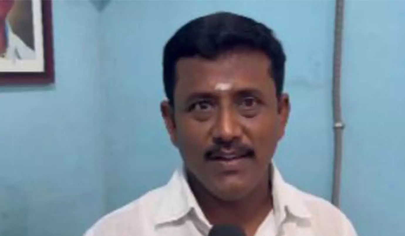 तमिलनाडु के इनोवेटर ने रात के कैंपेन के लिए पार्टी सिंबल वाली रिचार्जेबल LED लाइट बनाईं तमिलनाडु के इनोवेटर ने रात के कैंपेन के लिए पार्टी सिंबल वाली रिचार्जेबल LED लाइट बनाईं