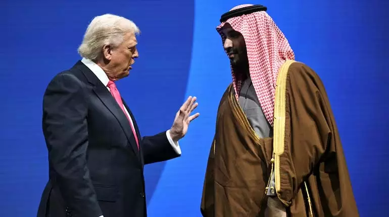 Saudi Arabia को होर्मुज संकट से अभी भी फ़ायदा क्यों हो सकता है, जो उसके तेल सेक्टर पर असर डाल रहा Saudi Arabia को होर्मुज संकट से अभी भी फ़ायदा क्यों हो सकता है, जो उसके तेल सेक्टर पर असर डाल रहा