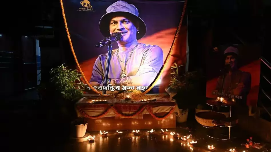 Assam में ज़ुबीन गर्ग मौत मामले पर विवाद, सिंगापुर कोर्ट ने एक्सीडेंटल डूबने की पुष्टि की Assam में ज़ुबीन गर्ग मौत मामले पर विवाद, सिंगापुर कोर्ट ने एक्सीडेंटल डूबने की पुष्टि की