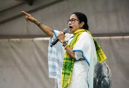 चुनाव आयोग के बाद अब सीएपीएफ पर CM ममता बनर्जी ने साधा निशाना चुनाव आयोग के बाद अब सीएपीएफ पर CM ममता बनर्जी ने साधा निशाना