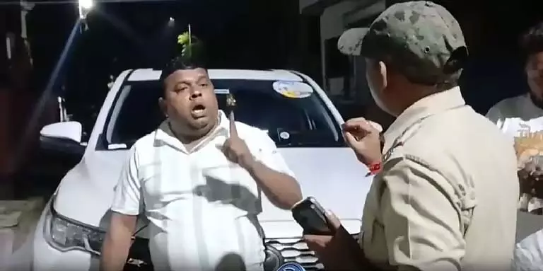 Trinamool councilor ने पुलिस को घूरा, वर्दीधारी अधिकारी ने बल प्रयोग किया Trinamool councilor ने पुलिस को घूरा, वर्दीधारी अधिकारी ने बल प्रयोग किया