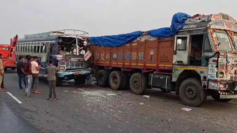 National Highway 19 पर बस एक्सीडेंट, 1 की मौत, कम से कम 30 घायल National Highway 19 पर बस एक्सीडेंट, 1 की मौत, कम से कम 30 घायल