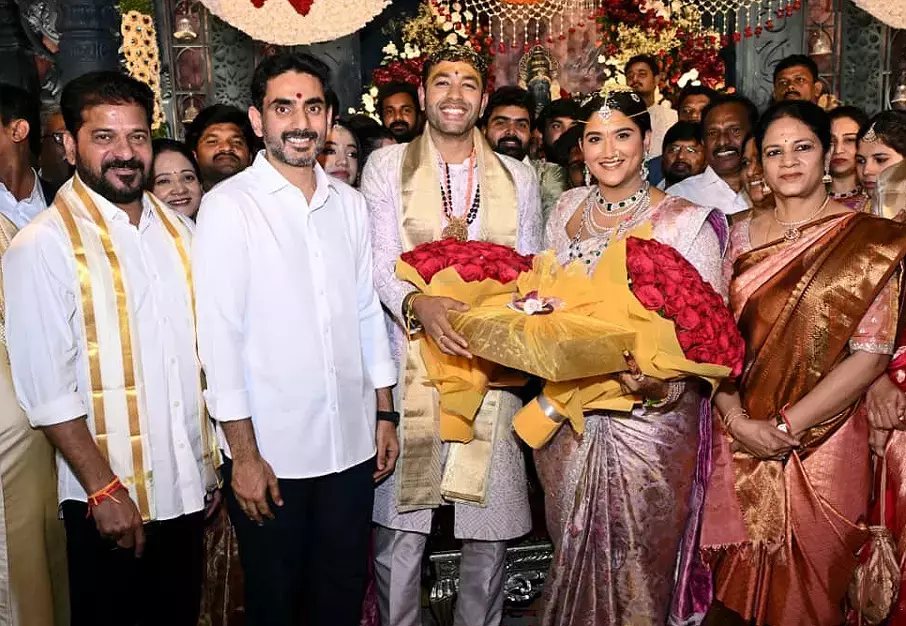 Guntur में हाई-प्रोफाइल शादी, दोनों मुख्यमंत्रियों की मौजूदगी बनी चर्चा का केंद्र Guntur में हाई-प्रोफाइल शादी, दोनों मुख्यमंत्रियों की मौजूदगी बनी चर्चा का केंद्र
