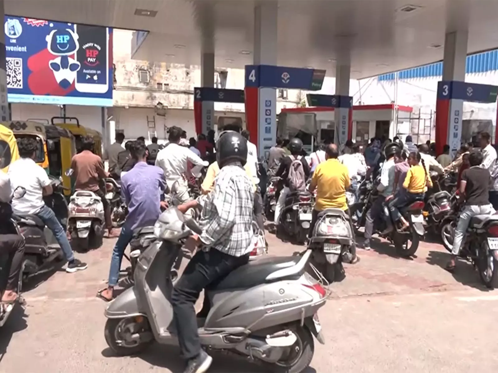 Madhya Pradesh में फ्यूल की कोई कमी नहीं, अधिकारियों ने लोगों से पैनिक बाइंग से बचने की अपील की Madhya Pradesh में फ्यूल की कोई कमी नहीं, अधिकारियों ने लोगों से पैनिक बाइंग से बचने की अपील की