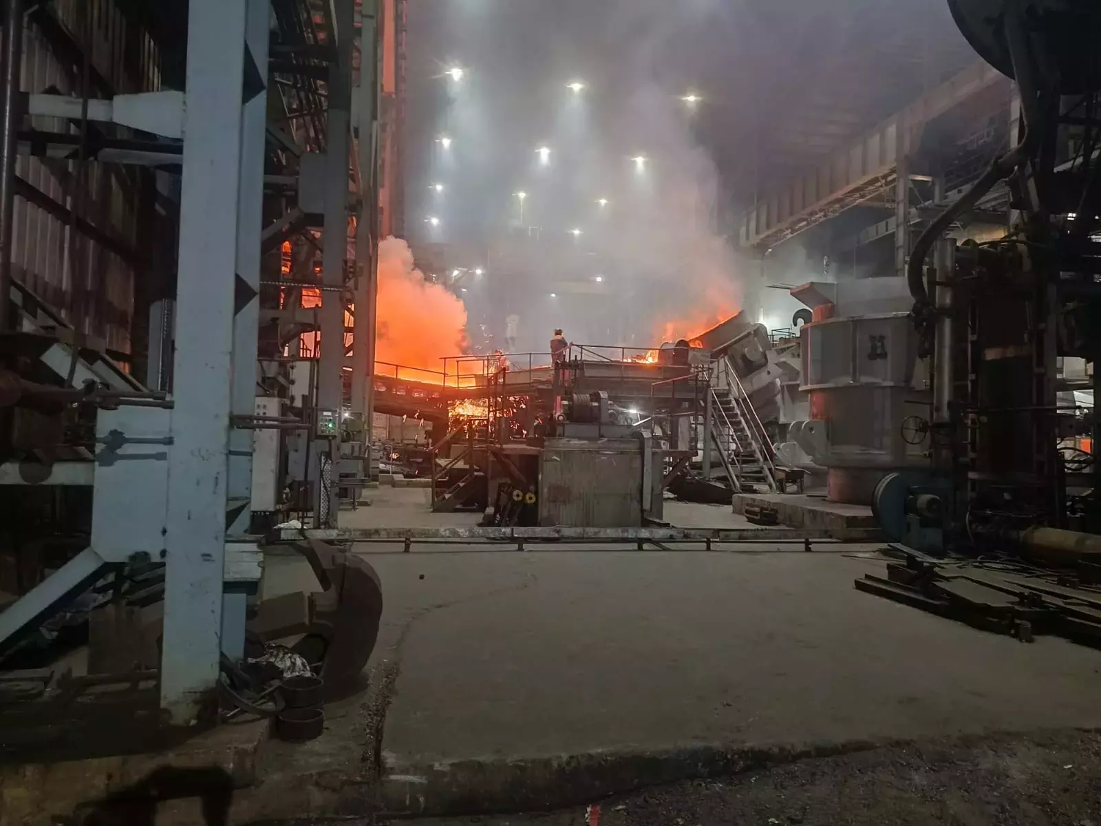 Kurnool जिला के ओरवाकल में स्टील प्लांट में आग, धुएं से दहशत Kurnool जिला के ओरवाकल में स्टील प्लांट में आग, धुएं से दहशत