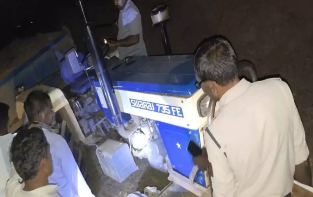 CG: नदी से अवैध रेत निकालते समय ट्रैक्टर में दबा मजदूर, मौत CG: नदी से अवैध रेत निकालते समय ट्रैक्टर में दबा मजदूर, मौत