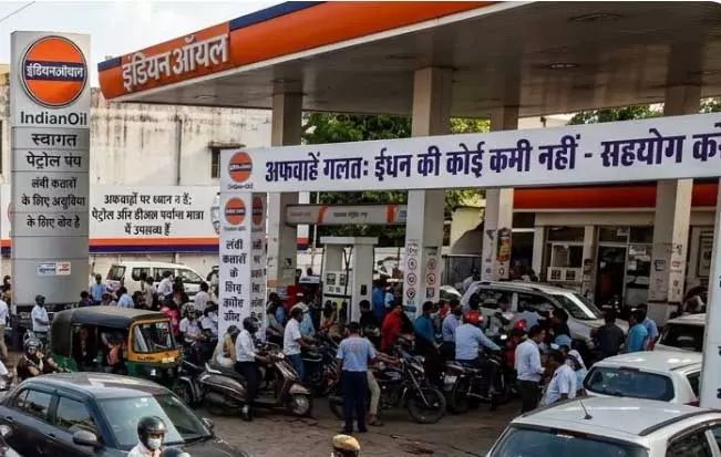 भारत में पेट्रोल-डीजल अफवाहें, पंपों पर लगी लंबी कतारें भारत में पेट्रोल-डीजल अफवाहें, पंपों पर लगी लंबी कतारें