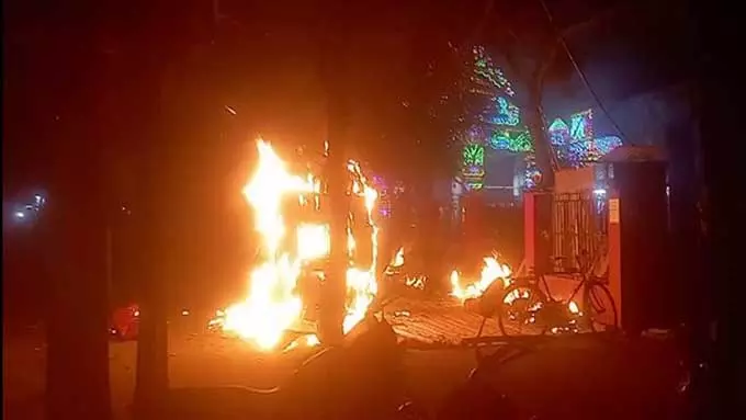 चुनाभटी बाजार में भीषण आग, बड़ी संख्या में दुकानें प्रभावित चुनाभटी बाजार में भीषण आग, बड़ी संख्या में दुकानें प्रभावित