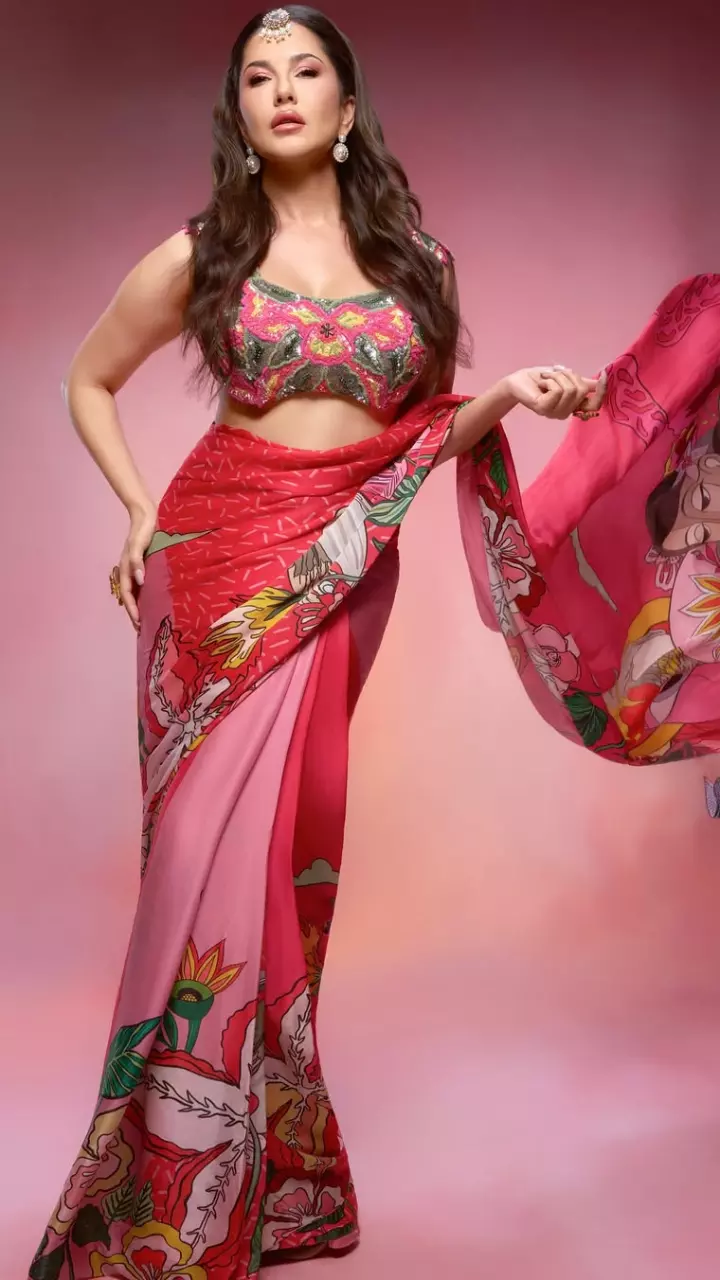 सनी लिओनी ने फ्लॉन्ट किया फिगर