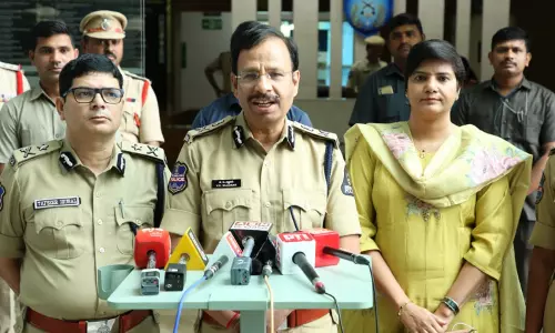 फ्यूल की कमी सिर्फ़ एक अफ़वाह है, पैनिक में खरीदारी से बचें: Telangana officials