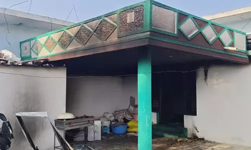 property dispute में पिता ने छत से पेट्रोल डालकर पूरे परिवार को जलाया property dispute में पिता ने छत से पेट्रोल डालकर पूरे परिवार को जलाया