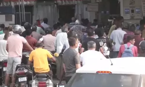 पेट्रोल पंपों पर लग गई लंबी लाइन, सोशल मीडिया की अफवाह ने मचा दिया हंगामा! पेट्रोल पंपों पर लग गई लंबी लाइन, सोशल मीडिया की अफवाह ने मचा दिया हंगामा!