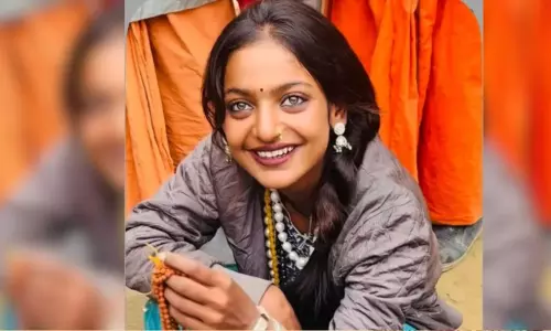 कुंभ मेला गर्ल मोनालिसा ने डायरेक्टर पर नाबालिग लड़कियों के साथ ‘दुर्व्यवहार’ करने का लगाया आरोप