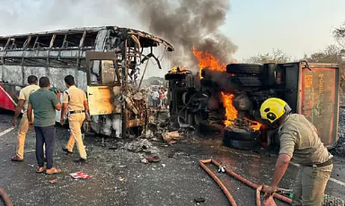 Andhra में जानलेवा हादसा: लग्जरी बस-लॉरी की टक्कर में 13 लोगों की मौत Andhra में जानलेवा हादसा: लग्जरी बस-लॉरी की टक्कर में 13 लोगों की मौत