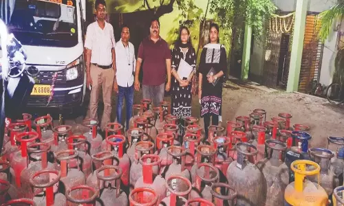 भुवनेश्वर में अवैध LPG व्यापार पर बड़ी कार्रवाई; 110 सिलेंडर जब्त भुवनेश्वर में अवैध LPG व्यापार पर बड़ी कार्रवाई; 110 सिलेंडर जब्त