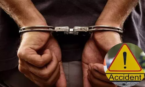 Mumbai : महिला की सड़क पार करते समय तेज़ रफ़्तार टैंकर की चपेट में आने से मौत, ड्राइवर गिरफ़्तार Mumbai : महिला की सड़क पार करते समय तेज़ रफ़्तार टैंकर की चपेट में आने से मौत, ड्राइवर गिरफ़्तार