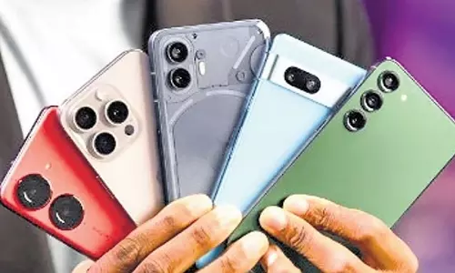 Indore : पुलिस ने ₹60 लाख के चोरी हुए मोबाइल फ़ोन मालिकों को लौटाए Indore : पुलिस ने ₹60 लाख के चोरी हुए मोबाइल फ़ोन मालिकों को लौटाए